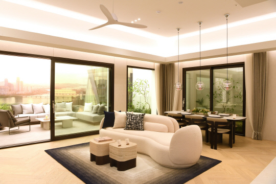 한강 조망 극대화에 더해진 명품 창호 '슈코' 모습. [포스코이앤씨 제공]